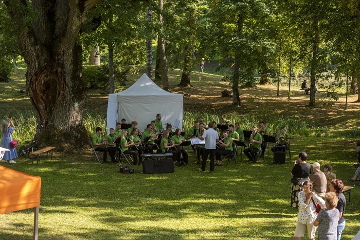 Zaubes savvaļas kulinārais festivāls pulcē dabas garšu un tautas pavārmākslas cienītājus. Foto: Andris Eglītis Zaubes savvaļas kulinārais festivāls pulcē dabas garšu un tautas pavārmākslas cienītājus. Foto: Andris Eglītis 359749
