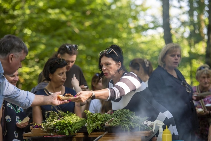 Zaubes savvaļas kulinārais festivāls pulcē dabas garšu un tautas pavārmākslas cienītājus. Foto: Andris Eglītis Zaubes savvaļas kulinārais festivāls pulcē dabas garšu un tautas pavārmākslas cienītājus. Foto: Andris Eglītis 359750