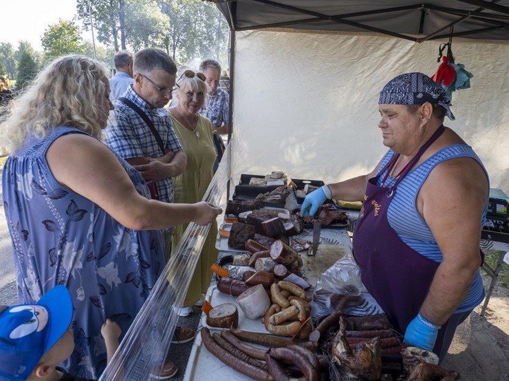 Zaubes savvaļas kulinārais festivāls pulcē dabas garšu un tautas pavārmākslas cienītājus. Foto: Andris Eglītis Zaubes savvaļas kulinārais festivāls pulcē dabas garšu un tautas pavārmākslas cienītājus. Foto: Andris Eglītis 359755