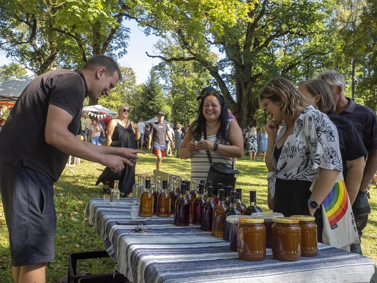 Zaubes savvaļas kulinārais festivāls pulcē dabas garšu un tautas pavārmākslas cienītājus. Foto: Andris Eglītis Zaubes savvaļas kulinārais festivāls pulcē dabas garšu un tautas pavārmākslas cienītājus. Foto: Andris Eglītis 359756