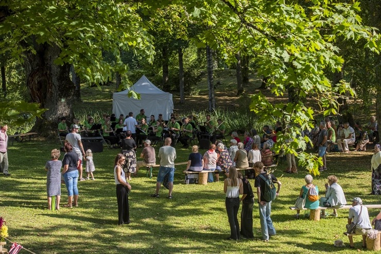 Zaubes savvaļas kulinārais festivāls pulcē dabas garšu un tautas pavārmākslas cienītājus. Foto: Andris Eglītis Zaubes savvaļas kulinārais festivāls pulcē dabas garšu un tautas pavārmākslas cienītājus. Foto: Andris Eglītis 359757