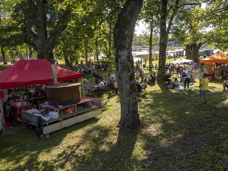 Zaubes savvaļas kulinārais festivāls pulcē dabas garšu un tautas pavārmākslas cienītājus. Foto: Andris Eglītis Zaubes savvaļas kulinārais festivāls pulcē dabas garšu un tautas pavārmākslas cienītājus. Foto: Andris Eglītis 359758