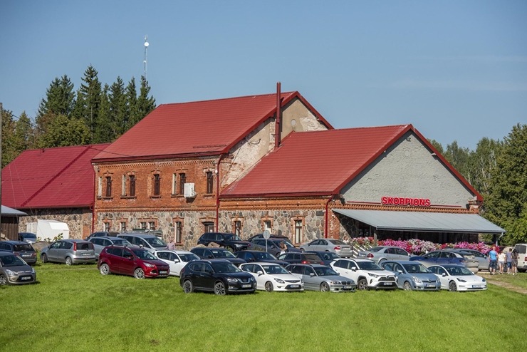 Zaubes savvaļas kulinārais festivāls pulcē dabas garšu un tautas pavārmākslas cienītājus. Foto: Andris Eglītis Zaubes savvaļas kulinārais festivāls pulcē dabas garšu un tautas pavārmākslas cienītājus. Foto: Andris Eglītis 359759