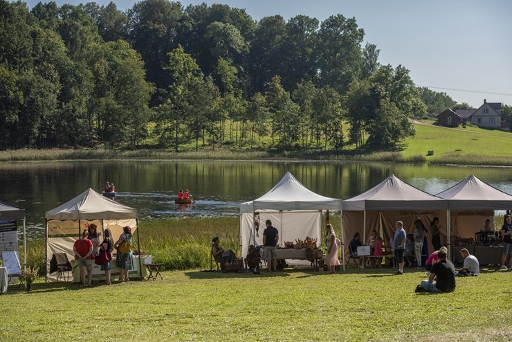 Zaubes savvaļas kulinārais festivāls pulcē dabas garšu un tautas pavārmākslas cienītājus. Foto: Andris Eglītis Zaubes savvaļas kulinārais festivāls pulcē dabas garšu un tautas pavārmākslas cienītājus. Foto: Andris Eglītis 359716