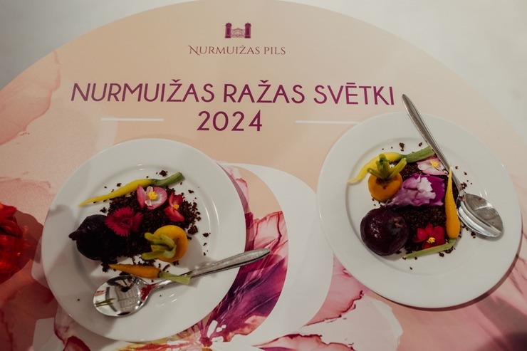Nurmuižas ražas svētki ir unikāls pasākums tālākajā Ziemeļeiropas vīnogu audzētavā. Foto: Kaspars Filips Dobrovolskis Nurmuižas ražas svētki ir unikāls pasākums tālākajā Ziemeļeiropas vīnogu audzētavā. Foto: Kaspars Filips Dobrovolskis 360071