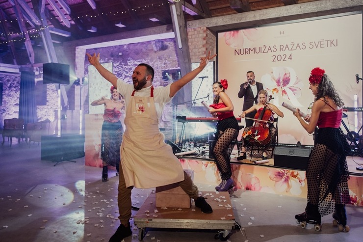 Nurmuižas ražas svētki ir unikāls pasākums tālākajā Ziemeļeiropas vīnogu audzētavā. Foto: Kaspars Filips Dobrovolskis Nurmuižas ražas svētki ir unikāls pasākums tālākajā Ziemeļeiropas vīnogu audzētavā. Foto: Kaspars Filips Dobrovolskis 360131