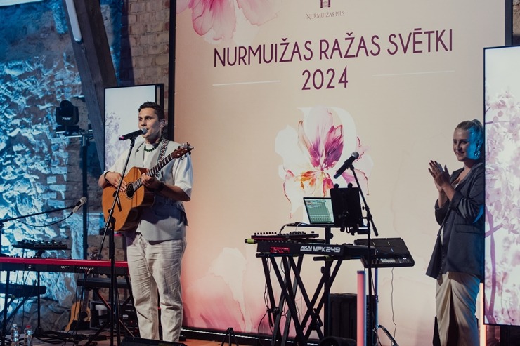 Nurmuižas ražas svētki ir unikāls pasākums tālākajā Ziemeļeiropas vīnogu audzētavā. Foto: Kaspars Filips Dobrovolskis Nurmuižas ražas svētki ir unikāls pasākums tālākajā Ziemeļeiropas vīnogu audzētavā. Foto: Kaspars Filips Dobrovolskis 360139
