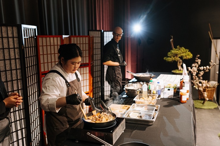 «Paulig Pro» sadarbība ar Korejas vēstniecību iepazīstina ēdinātājus ar jaunām garšām. Foto: Juris Ross «Paulig Pro» sadarbība ar Korejas vēstniecību iepazīstina ēdinātājus ar jaunām garšām. Foto: Juris Ross 360611