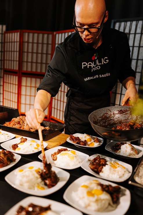 «Paulig Pro» sadarbība ar Korejas vēstniecību iepazīstina ēdinātājus ar jaunām garšām. Foto: Juris Ross «Paulig Pro» sadarbība ar Korejas vēstniecību iepazīstina ēdinātājus ar jaunām garšām. Foto: Juris Ross 360618