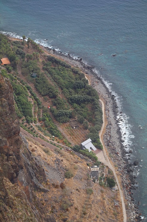 Baudām Madeiras klinšu un okeāna panorāmas skatus no 580 m augstas platformas Cabo Girão. Sadarbībā ar «airBaltic» Baudām Madeiras klinšu un okeāna panorāmas skatus no 580 m augstas platformas Cabo Girão. Sadarbībā ar «airBaltic» 361143
