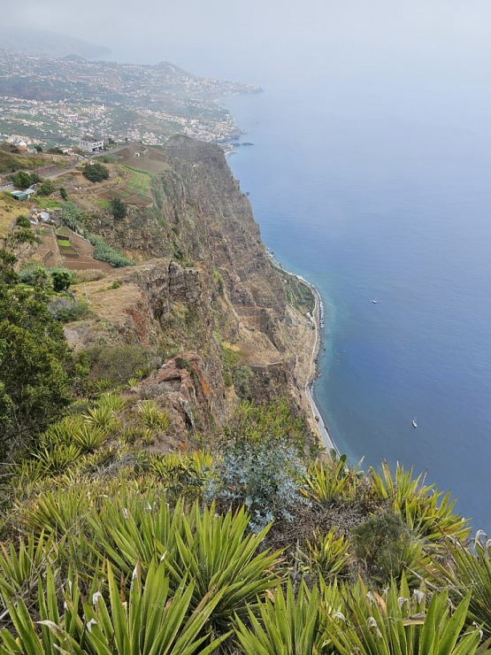Baudām Madeiras klinšu un okeāna panorāmas skatus no 580 m augstas platformas Cabo Girão. Sadarbībā ar «airBaltic» Baudām Madeiras klinšu un okeāna panorāmas skatus no 580 m augstas platformas Cabo Girão. Sadarbībā ar «airBaltic» 361137