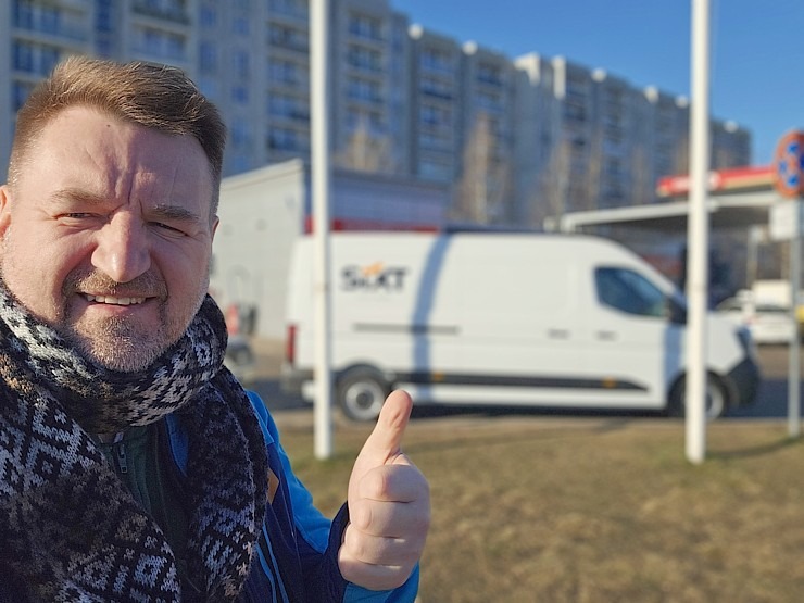 Sadarbībā ar auto nomu «Sixt Latvija» lauku krancis Rio iegūst jaunu suņa būdu Latgalē 369145
