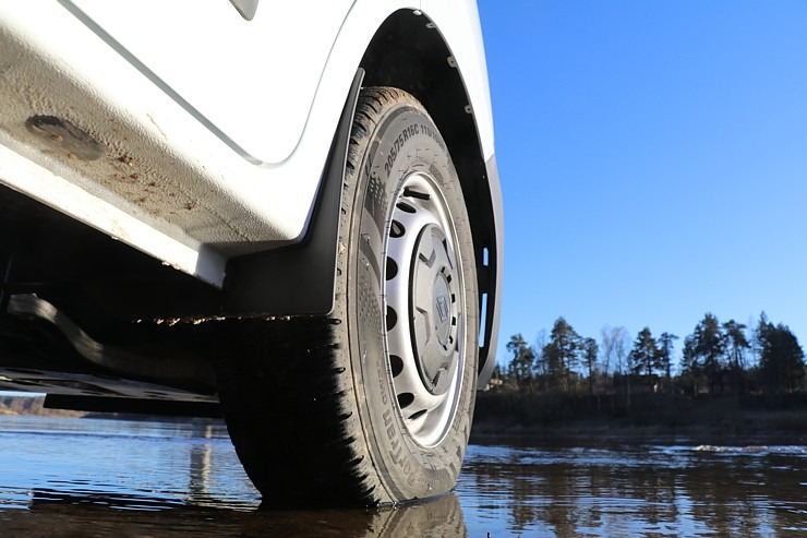 Sadarbībā ar auto nomu «Sixt Latvija» lauku krancis Rio iegūst jaunu suņa būdu Latgalē 369169