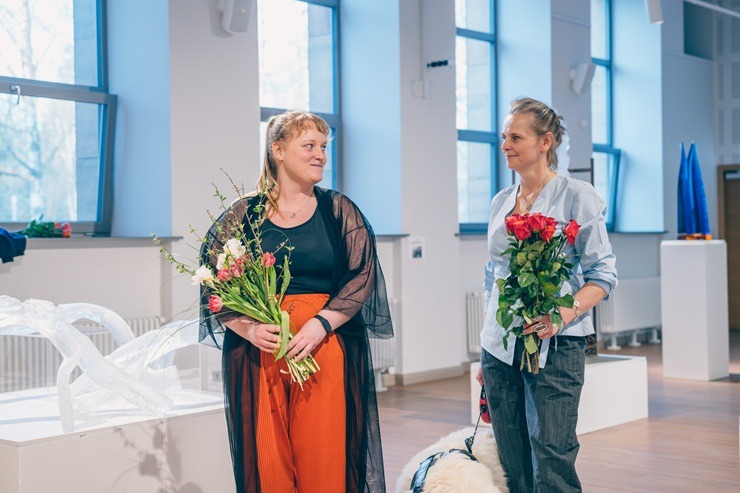 Kultūras centrā Siguldas «Devons» atklāta stikla mākslinieces Andas Munkevicas jaunāko darbu izstāde «Vieta gaismai» 370293