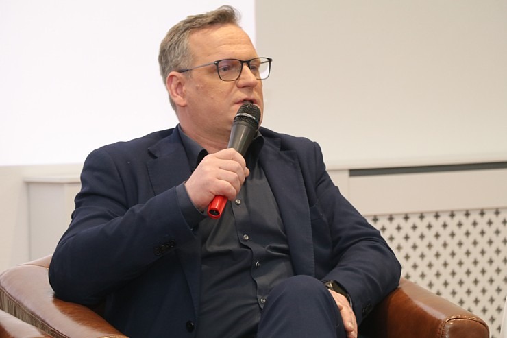 Daži fotomirkļi no Rīgas domes deputātu kandidātu diskusijas Pārdaugavas viesnīcā «Riga Islande Hotel» Links uz video 370358