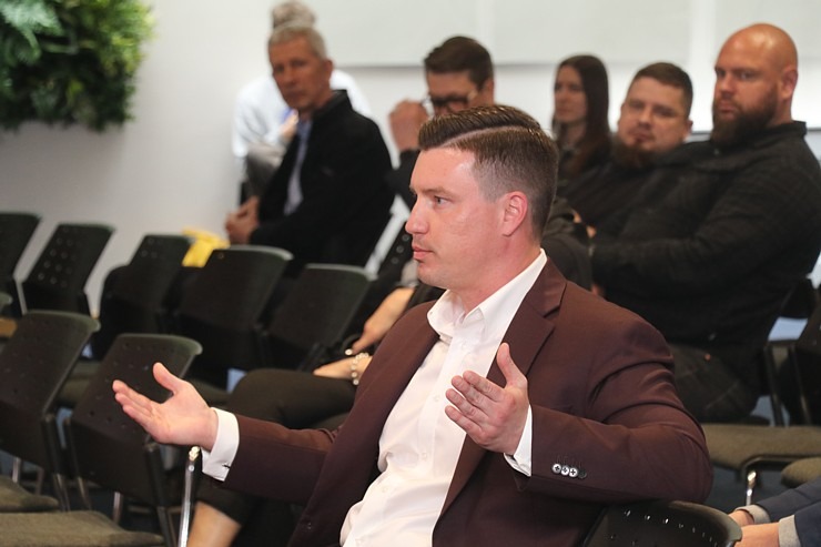 Daži fotomirkļi no Rīgas domes deputātu kandidātu diskusijas Pārdaugavas viesnīcā «Riga Islande Hotel» Links uz video 370373