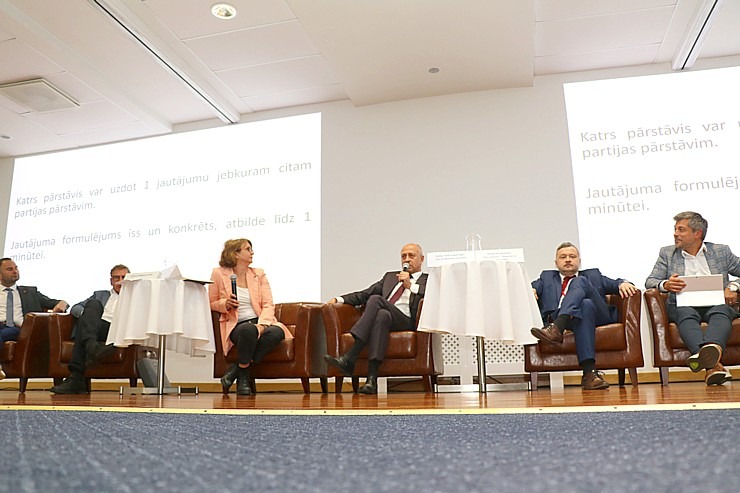 Daži fotomirkļi no Rīgas domes deputātu kandidātu diskusijas Pārdaugavas viesnīcā «Riga Islande Hotel» Links uz video 370382