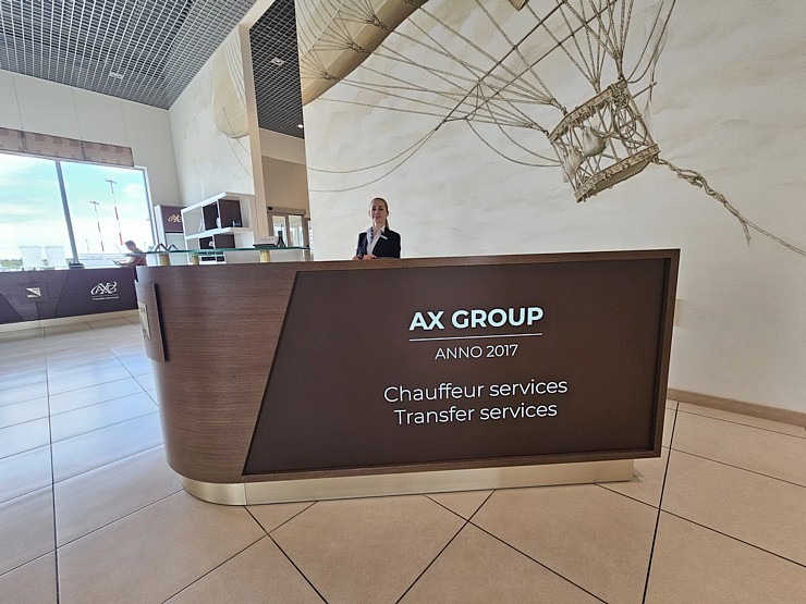 Latvijas transfēru kompānija «Ax Group» piedāvā izbraucienus un ceļojumus ar «Rolls-Royce» un šoferi 371094