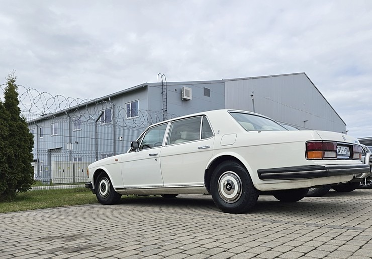 Latvijas transfēru kompānija «Ax Group» piedāvā izbraucienus un ceļojumus ar «Rolls-Royce» un šoferi 371100