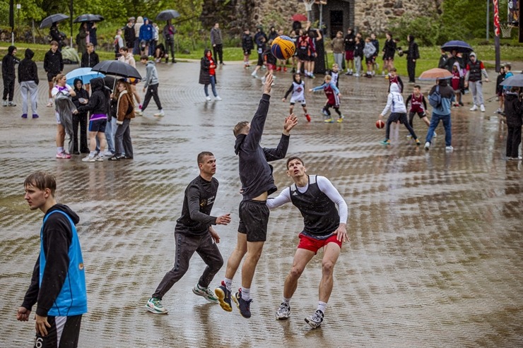Par spīti lietum Sigulda atklāj vasaras sezonu ar Siguldas svētkiem. Foto: Oskars Briedis, Viktorija Maško, Alex Puskins, Edgars Semanis, Inna Zaharov Par spīti lietum Sigulda atklāj vasaras sezonu ar Siguldas svētkiem. Foto: Oskars Briedis, Viktorija Maško, Alex Puskins, Edgars Semanis, Inna Zaharov 371653