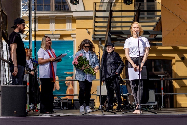 Saules, smieklu un sirsnības gaisotnē svinīgi atklāj Rotko muzeja vasaras izstāžu sezonu 372028