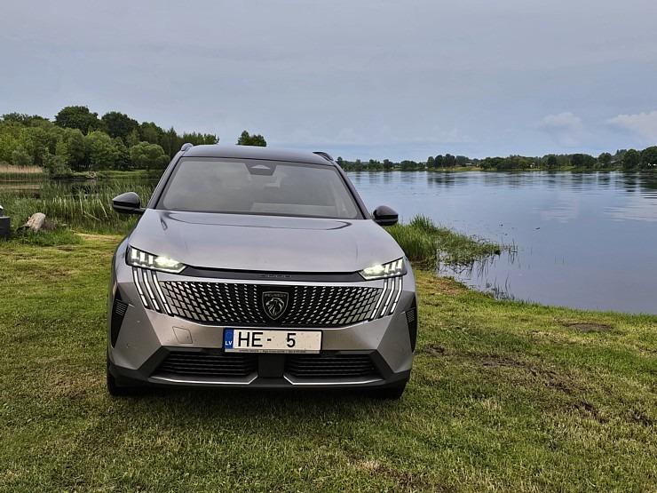 Sadarbībā ar «Europcar Latvija» ceļojam ar jauno septiņvietīgo «Peugeot 5008 GT Hybrid» 372235
