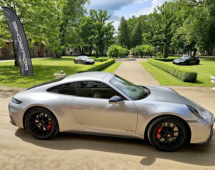Piedalamies «Porsche Latvija» klientu dienās, lai paceļotu ar dažādiem Porsche 911 un 718 spēkratiem 372521