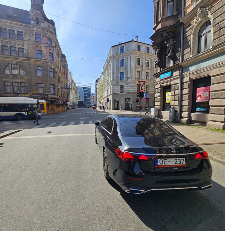 Sadarbībā ar auto nomu «Sixt Latvija» un «Mercedes-Benz E 200 Sedan» ceļojam par 115 eiro dienā 372672