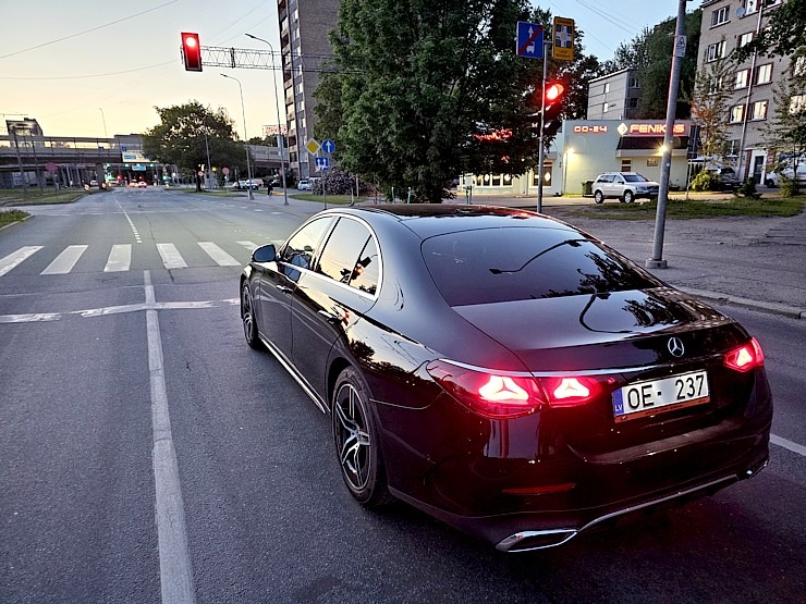 Sadarbībā ar auto nomu «Sixt Latvija» un «Mercedes-Benz E 200 Sedan» ceļojam par 115 eiro dienā 372682