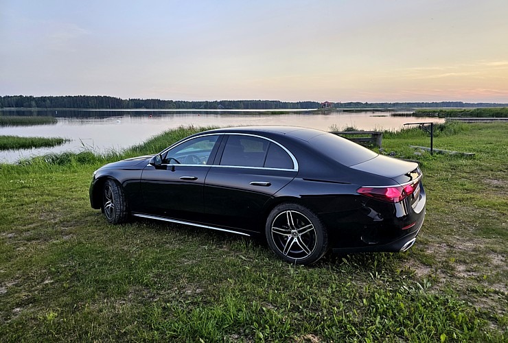 Sadarbībā ar auto nomu «Sixt Latvija» un «Mercedes-Benz E 200 Sedan» ceļojam par 115 eiro dienā 372685