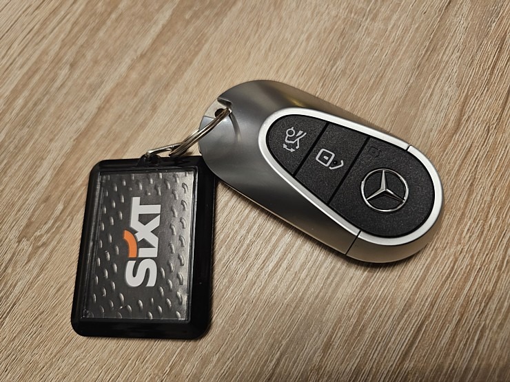 Sadarbībā ar auto nomu «Sixt Latvija» un «Mercedes-Benz E 200 Sedan» ceļojam par 115 eiro dienā 372691