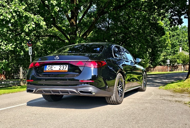 Sadarbībā ar auto nomu «Sixt Latvija» un «Mercedes-Benz E 200 Sedan» ceļojam par 115 eiro dienā 372665