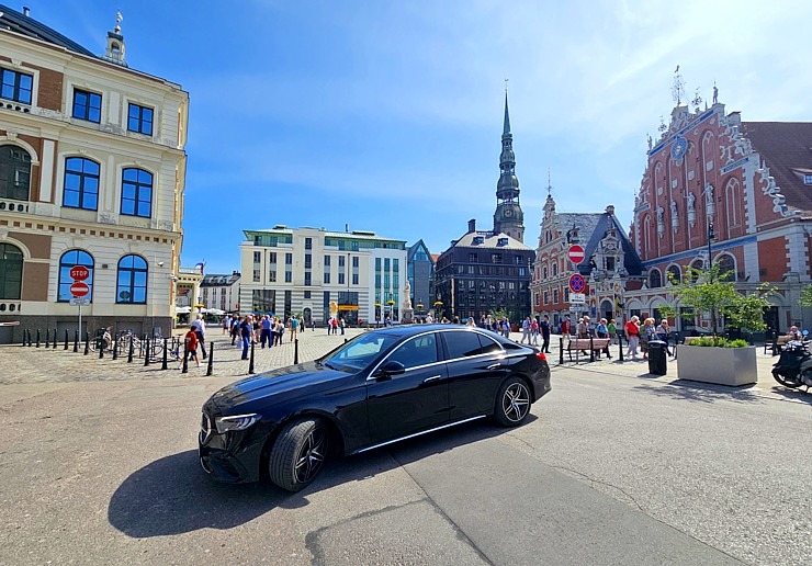 Sadarbībā ar auto nomu «Sixt Latvija» un «Mercedes-Benz E 200 Sedan» ceļojam par 115 eiro dienā 372670
