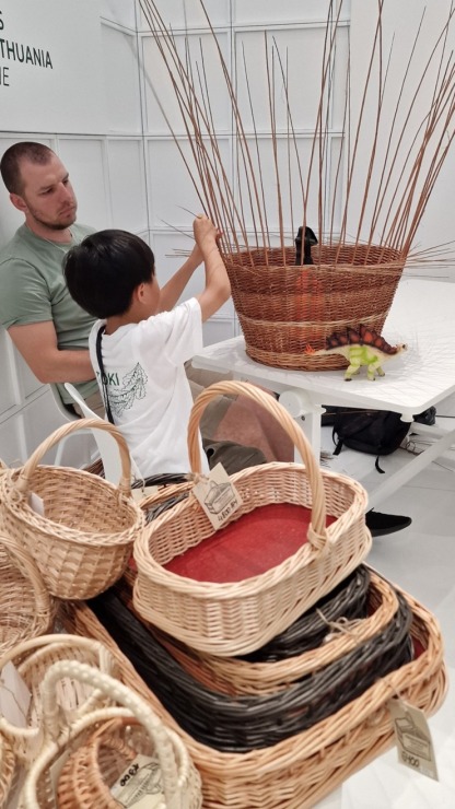 EXPO Osakā sirsnīgi aizvadīti Jāņi – japāņi sajūsmā par latviešu tradīcijām 372944