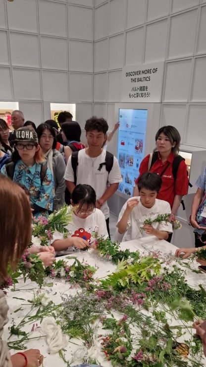 EXPO Osakā sirsnīgi aizvadīti Jāņi – japāņi sajūsmā par latviešu tradīcijām 372963