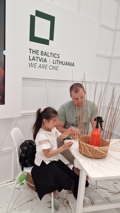EXPO Osakā sirsnīgi aizvadīti Jāņi – japāņi sajūsmā par latviešu tradīcijām 372945