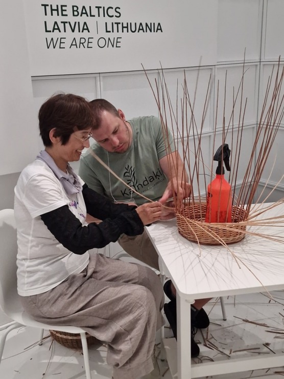 EXPO Osakā sirsnīgi aizvadīti Jāņi – japāņi sajūsmā par latviešu tradīcijām 372946