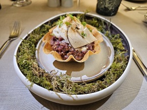 Vecrīgas Michelin saraksta viesnīcas «Grand Palace Hotel» restorāns «Seasons» piedāvā jaunu un izsmalcinātu ēdienkarti 35