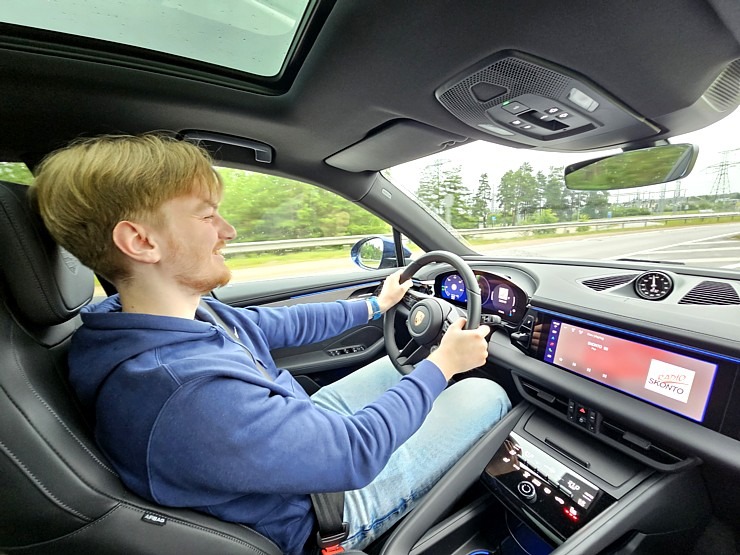 Sadarbībā ar auto nomu «SIXT Latvija» un «Porsche Macan 4» ceļojam uz Valmieru pēc zelta medaļas 373362