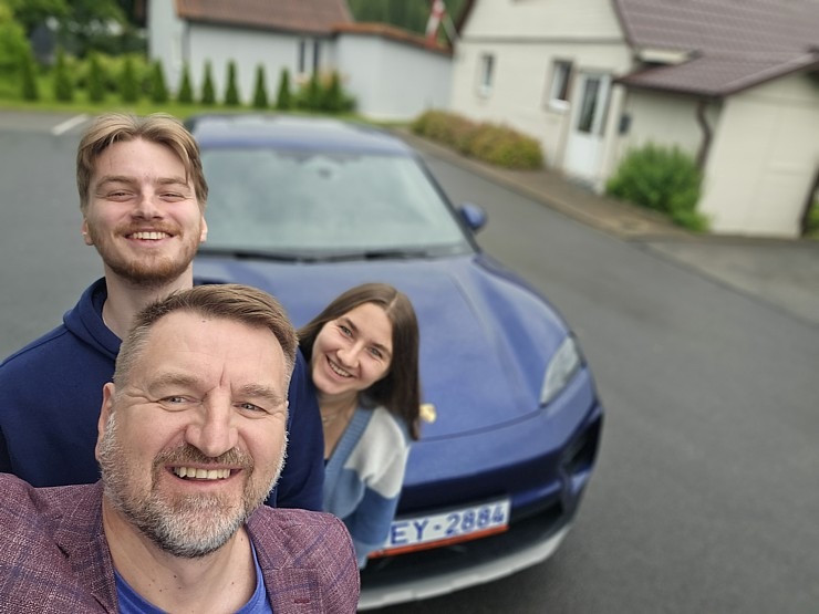 Sadarbībā ar auto nomu «SIXT Latvija» un «Porsche Macan 4» ceļojam uz Valmieru pēc zelta medaļas 373376