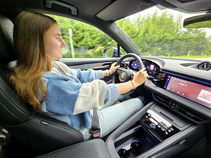 Sadarbībā ar auto nomu «SIXT Latvija» un «Porsche Macan 4» ceļojam uz Valmieru pēc zelta medaļas 373350