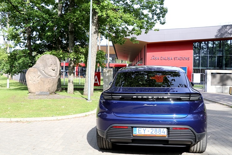 Sadarbībā ar auto nomu «SIXT Latvija» un «Porsche Macan 4» ceļojam uz Valmieru pēc zelta medaļas 373351