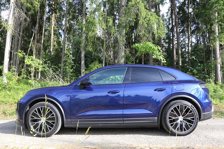 Sadarbībā ar auto nomu «SIXT Latvija» un «Porsche Macan 4» ceļojam uz Valmieru pēc zelta medaļas 373355