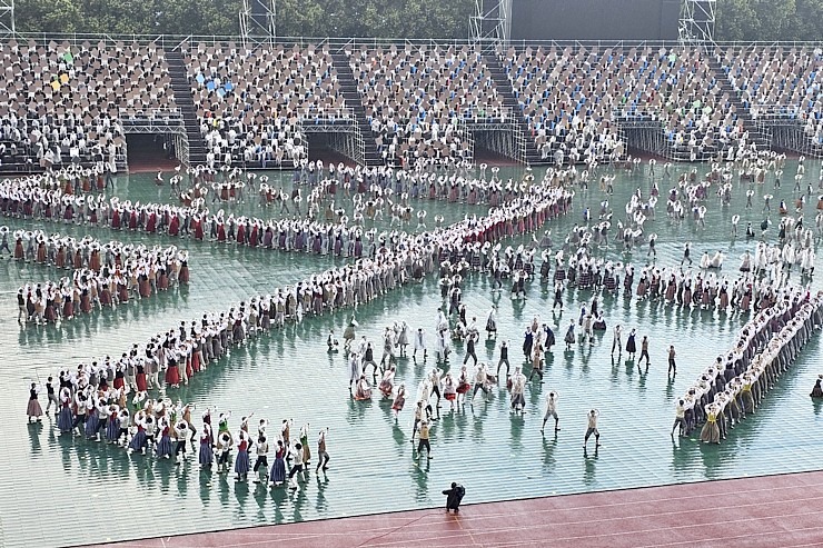 Foto mirkļi no deju lielkoncerta «Es atvēru Laimas dārzu» - XIII Latvijas Skolu jaunatnes dziesmu un deju svētki Foto mirkļi no deju lielkoncerta «Es atvēru Laimas dārzu» - XIII Latvijas Skolu jaunatnes dziesmu un deju svētki 373594