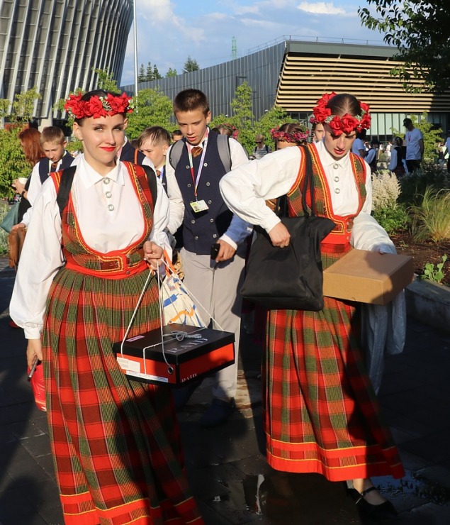 Foto mirkļi no deju lielkoncerta «Es atvēru Laimas dārzu» - XIII Latvijas Skolu jaunatnes dziesmu un deju svētki Foto mirkļi no deju lielkoncerta «Es atvēru Laimas dārzu» - XIII Latvijas Skolu jaunatnes dziesmu un deju svētki 373608