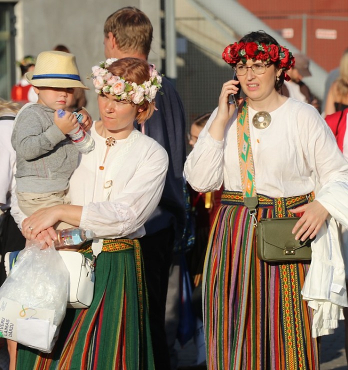 Foto mirkļi no deju lielkoncerta «Es atvēru Laimas dārzu» - XIII Latvijas Skolu jaunatnes dziesmu un deju svētki Foto mirkļi no deju lielkoncerta «Es atvēru Laimas dārzu» - XIII Latvijas Skolu jaunatnes dziesmu un deju svētki 373609