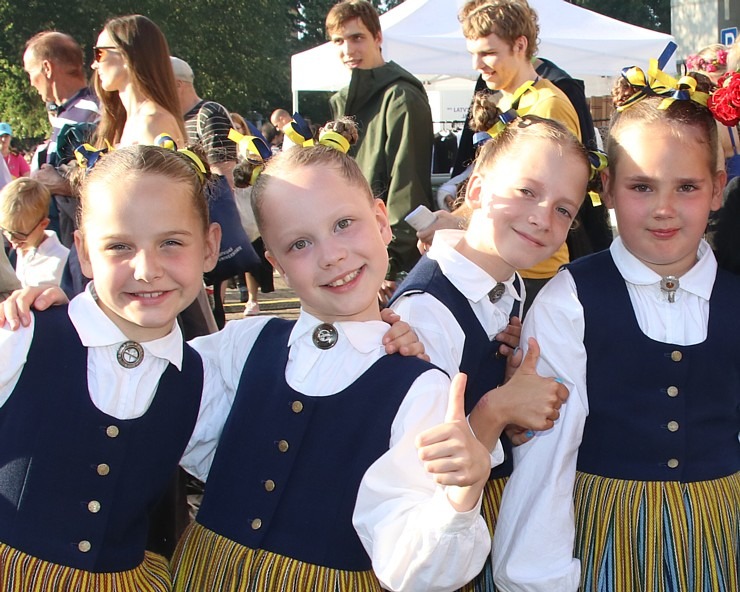 Foto mirkļi no deju lielkoncerta «Es atvēru Laimas dārzu» - XIII Latvijas Skolu jaunatnes dziesmu un deju svētki Foto mirkļi no deju lielkoncerta «Es atvēru Laimas dārzu» - XIII Latvijas Skolu jaunatnes dziesmu un deju svētki 373610
