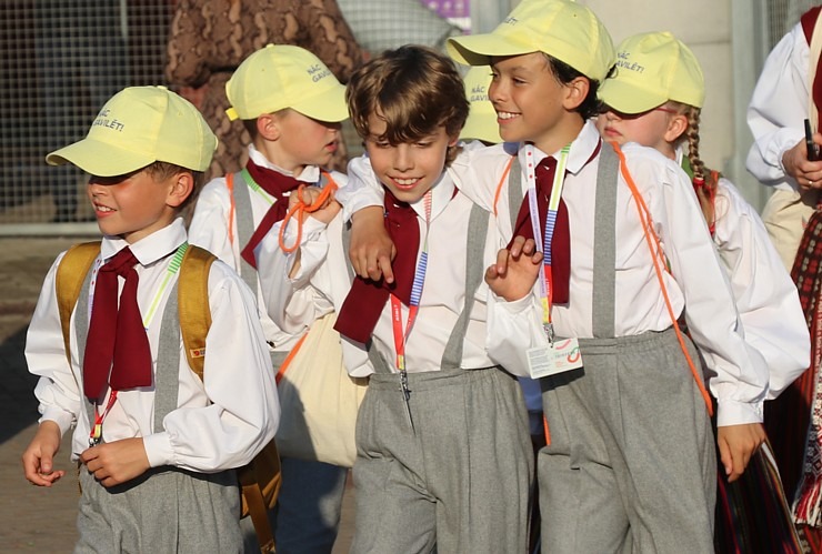 Foto mirkļi no deju lielkoncerta «Es atvēru Laimas dārzu» - XIII Latvijas Skolu jaunatnes dziesmu un deju svētki Foto mirkļi no deju lielkoncerta «Es atvēru Laimas dārzu» - XIII Latvijas Skolu jaunatnes dziesmu un deju svētki 373615