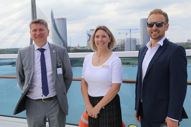 Rīgas pasažieru ostā pirmo reizi ienāk luksusa kruīza kuģis «Oceania Vista» ar 1200 pasažieru vietām Rīgas pasažieru ostā pirmo reizi ienāk luksusa kruīza kuģis «Oceania Vista» ar 1200 pasažieru vietām 373658