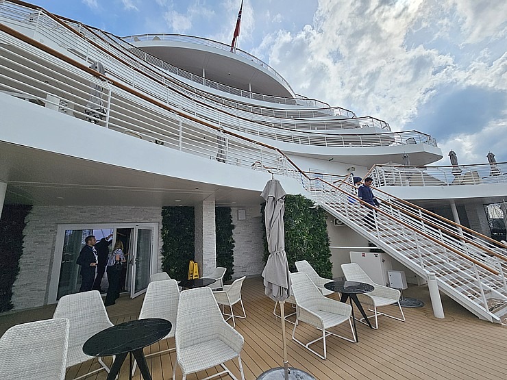 Rīgā pirmo reizi ienāk luksus kruīzu kuģis «Spirit of Adventure», kas pieder britu kompānijai «Saga Cruises» Rīgā pirmo reizi ienāk luksus kruīzu kuģis «Spirit of Adventure», kas pieder britu kompānijai «Saga Cruises» 373890